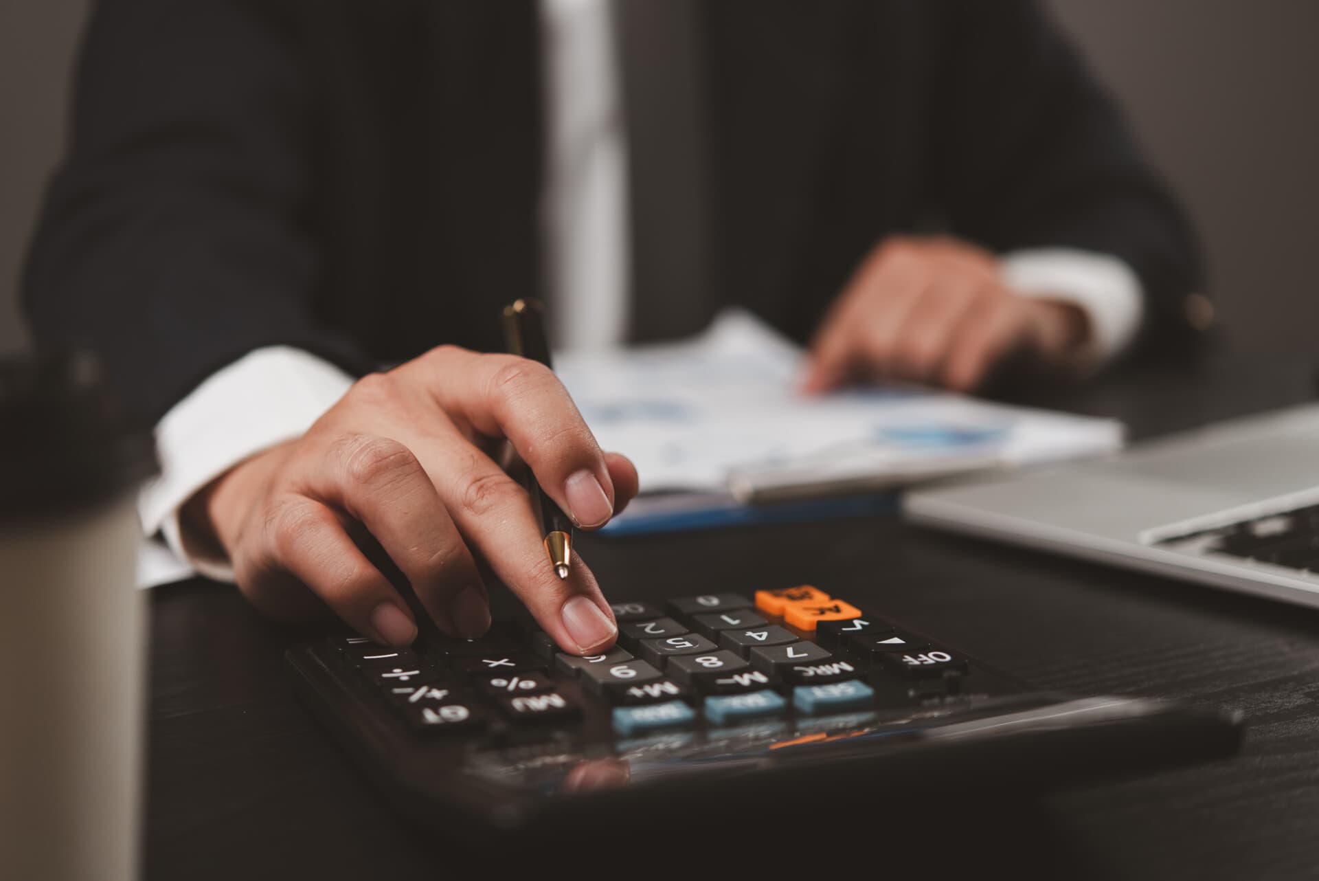 Quels sont les bénéfices et les limites liés à l’externalisation de la gestion de la paie ?
