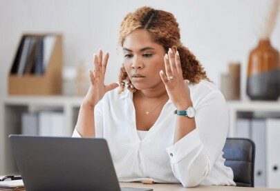 Femme RH débordée visiblement stressée sans solution numérique