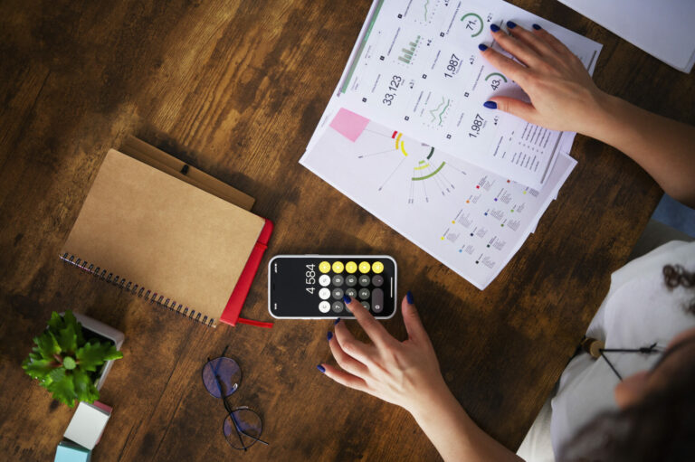Femme professionnelle analysant un document intitulé “Cotisation chômage” dans un bureau moderne