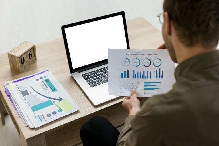 Un dirigeant d’entreprise utilise un tableau de bord RH numérique avec des alertes et des KPI visibles.
